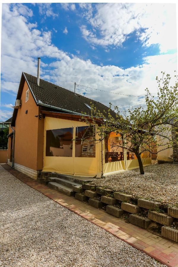 Gardi Apartman Szekszárd Екстериор снимка